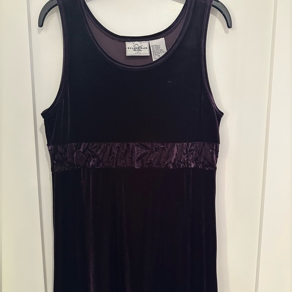Velvet sleeveless midi dress - Picture 3 of 5